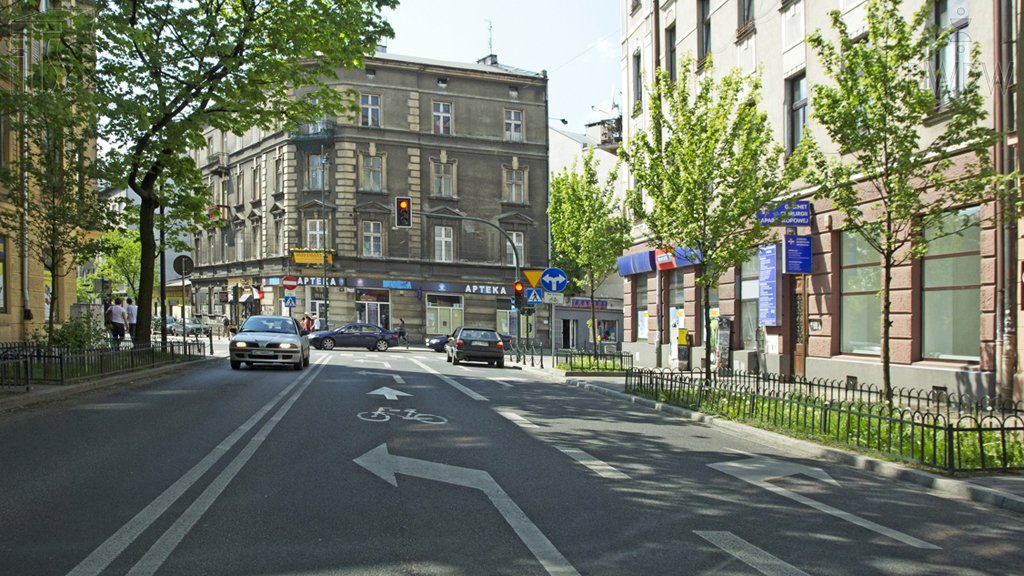 Sytuacja drogowa do pytania: Kierujesz pojazdem silnikowym. Czy z zajmowanego pasa ruchu wolno Ci pojechać przez skrzyżowanie na wprost?
