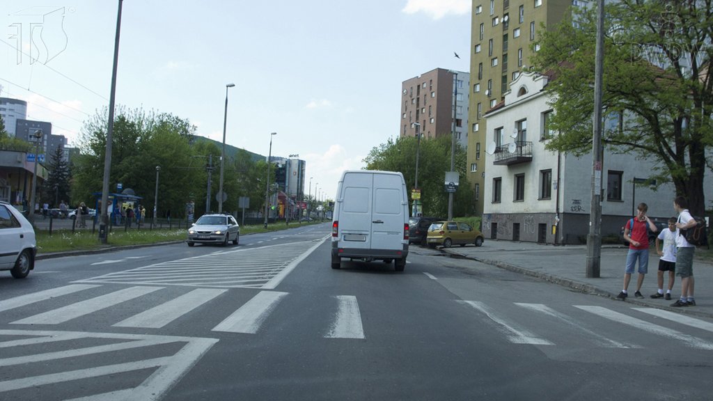 Sytuacja drogowa do pytania: Czy w tej sytuacji powinieneś zmniejszyć prędkość?