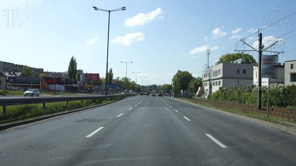 Sytuacja drogowa do pytania: Czy powinieneś niezwłocznie przystąpić do zmiany pasa ruchu, jeśli zamierzasz skręcić w lewo na najbliższym skrzyżowaniu?