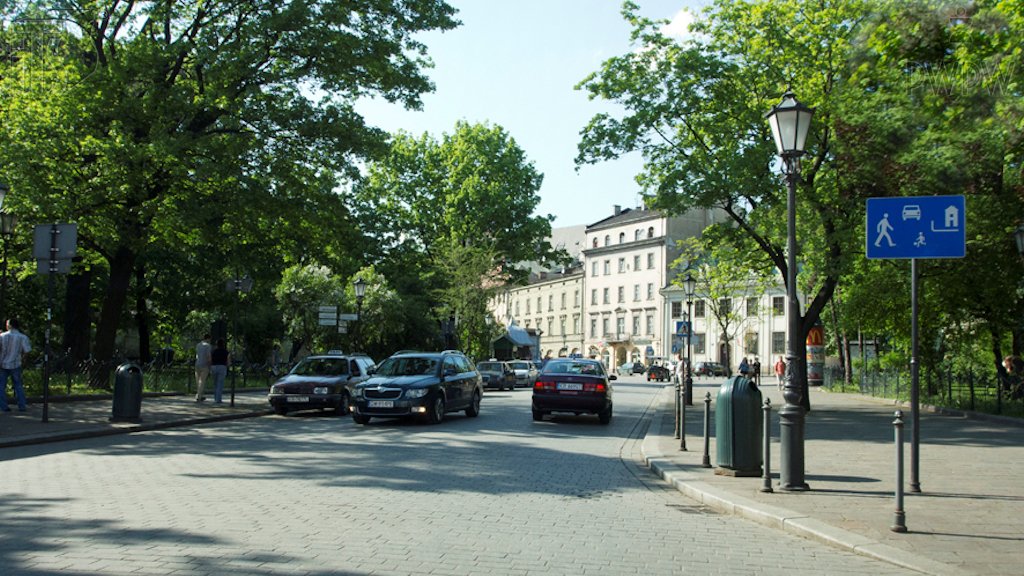 Sytuacja drogowa do pytania: Czy za tym znakiem, znajdujące się na jezdni urządzenia wymuszające powolną jazdę, mogą nie być oznakowane znakami ostrzegawczymi?