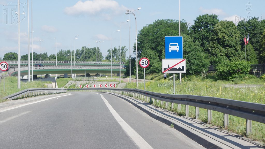 Sytuacja drogowa do pytania: Którym z wymienionych pojazdów masz prawo wjechać na tak oznakowaną drogę?