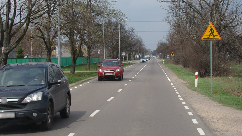 Sytuacja drogowa do pytania: Na co, przede wszystkim, powinieneś zwrócić uwagę podczas wymijania innego pojazdu?