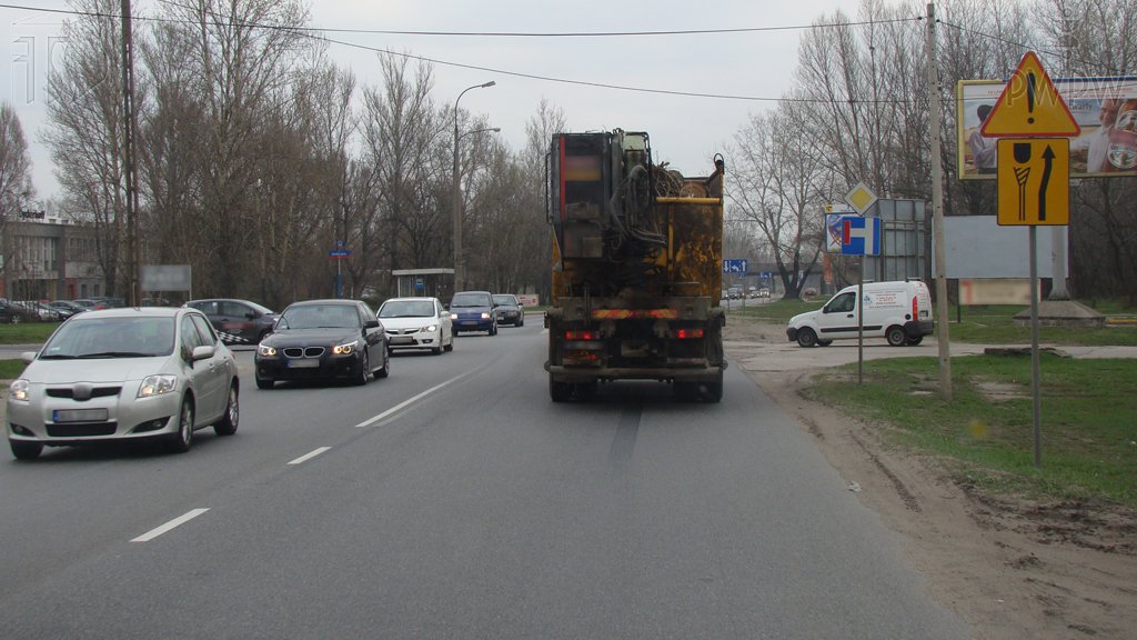 Sytuacja drogowa do pytania: Od czego, w szczególności, zależy bezpieczny odstęp, który powinieneś zachować jadąc za innym pojazdem?