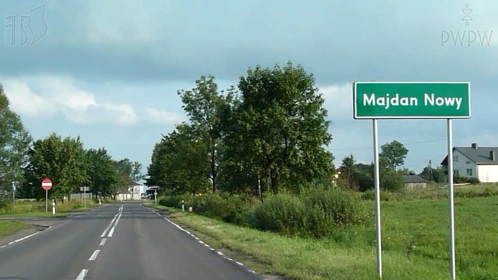 Sytuacja drogowa do pytania: Który z wymienionych czynników może mieć wpływ na obserwację drogi przez kierującego ciągnikiem rolniczym?