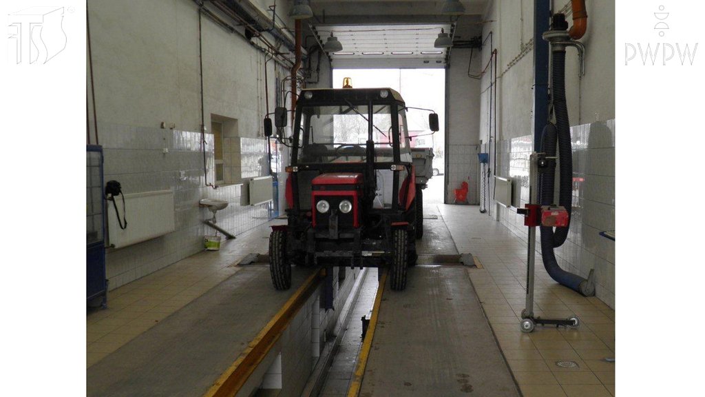 Sytuacja drogowa do pytania: Kiedy należy przeprowadzać okresowe badanie techniczne ciągnika rolniczego?