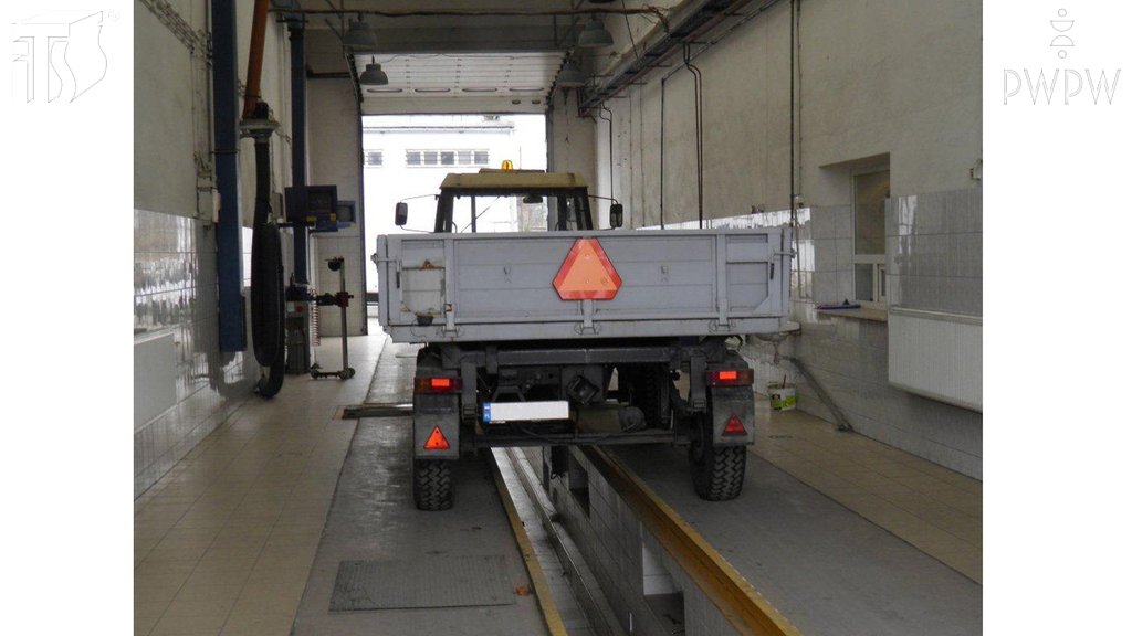 Sytuacja drogowa do pytania: W jakim terminie należy przeprowadzać okresowe badanie techniczne przyczepy rolniczej podlegającej rejestracji?