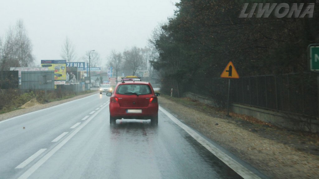 Sytuacja drogowa do pytania: Czy w tej sytuacji, na najbliższym skrzyżowaniu, masz pierwszeństwo przed pojazdami nadjeżdżającymi z lewej strony?