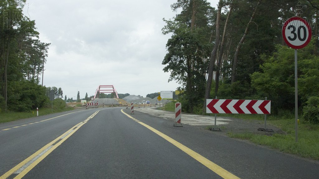 Sytuacja drogowa do pytania: Czy w przedstawionej sytuacji zakaz wyrażony znakiem obowiązuje od miejsca jego ustawienia?