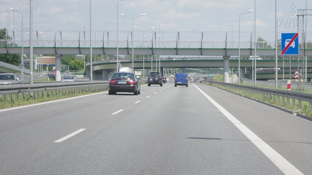 Sytuacja drogowa do pytania: Z jaką maksymalną dopuszczalną prędkością możesz jechać, kierując samochodem ciężarowym o dopuszczalnej masie całkowitej powyżej 3,5 t, na drodze za tym znakiem?