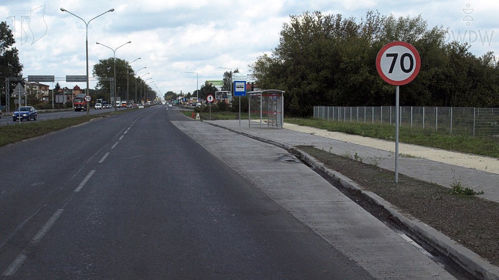 Sytuacja drogowa do pytania: Czy kierując samochodem ciężarowym o dopuszczalnej masie całkowitej powyżej 3,5 t, na obszarze zabudowanym, możesz jechać z prędkością 70 km/h na drodze za tym znakiem?