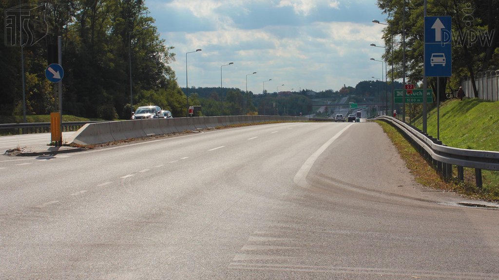 Sytuacja drogowa do pytania: Z jaką maksymalną dopuszczalną prędkością możesz jechać, kierując samochodem ciężarowym o dopuszczalnej masie całkowitej powyżej 3,5 t, na drodze ekspresowej?