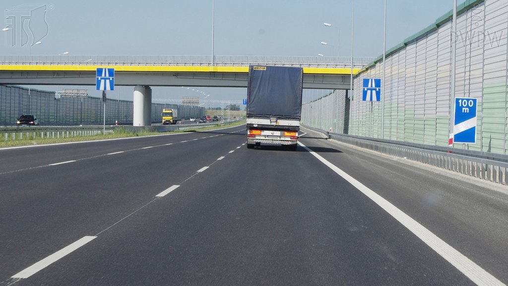 Sytuacja drogowa do pytania: Z jaką maksymalną dopuszczalną prędkością możesz jechać kierując samochodem ciężarowym o dopuszczalnej masie całkowitej powyżej 3,5 t na autostradzie?