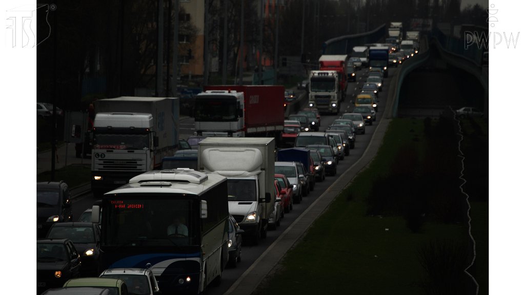 Sytuacja drogowa do pytania: Jaki jest maksymalny czas pracy kierowcy w danej dobie, w przypadku gdy praca jest wykonywana w porze nocnej?