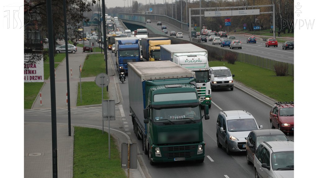 Sytuacja drogowa do pytania: Jaki jest maksymalny tygodniowy czas prowadzenia pojazdu kierowcy wykonującego przewóz drogowy?