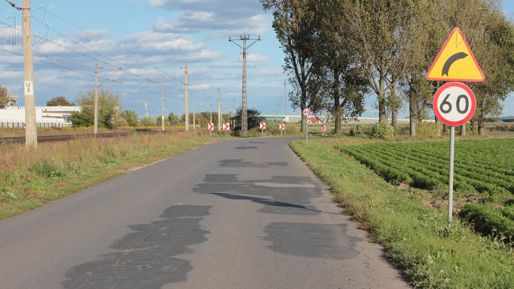 Sytuacja drogowa do pytania: Jak powinieneś pokonywać zakręty samochodem ciężarowym?