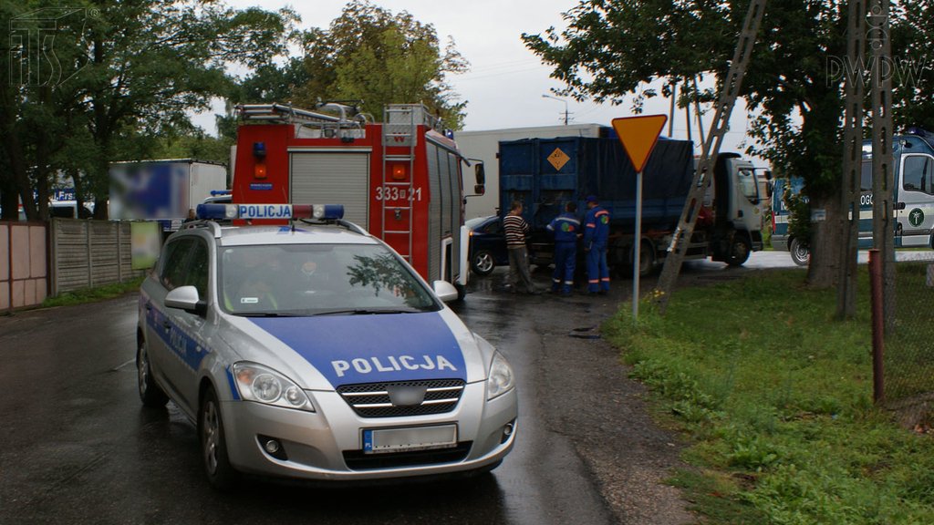 Sytuacja drogowa do pytania: Którą z wymienionych służb powiadomisz, aby podjęła akcję ratowniczą, polegającą na neutralizacji substancji niebezpiecznej na drodze?