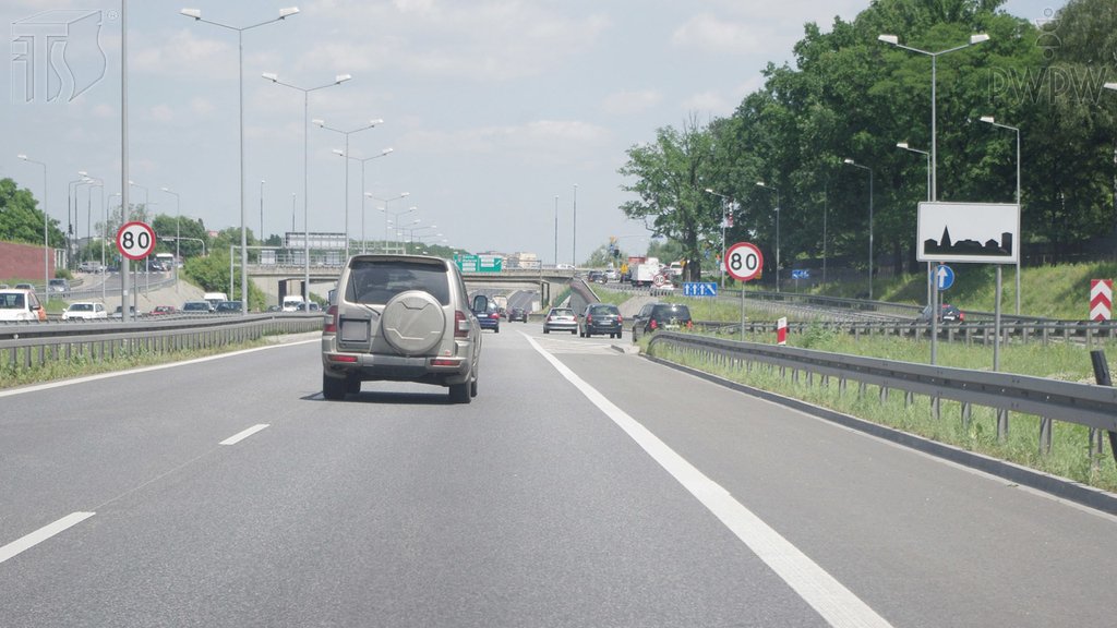 Sytuacja drogowa do pytania: Czy kierując autobusem na obszarze zabudowanym, masz prawo jechać z prędkością 80 km/h na tak oznakowanej drodze?