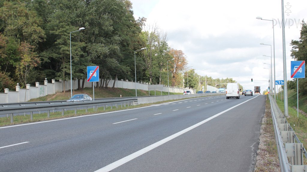 Sytuacja drogowa do pytania: Jaka jest maksymalna prędkość, z którą masz prawo jechać drogą za tym znakiem, gdy kierujesz autobusem spełniającym dodatkowe warunki techniczne o dopuszczalnej prędkości do 100 km/h?