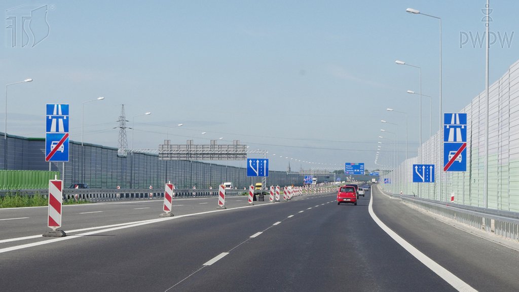 Sytuacja drogowa do pytania: Z jaką maksymalną dopuszczalną prędkością możesz jechać na autostradzie, kierując autobusem spełniającym dodatkowe warunki techniczne określone w przepisach?