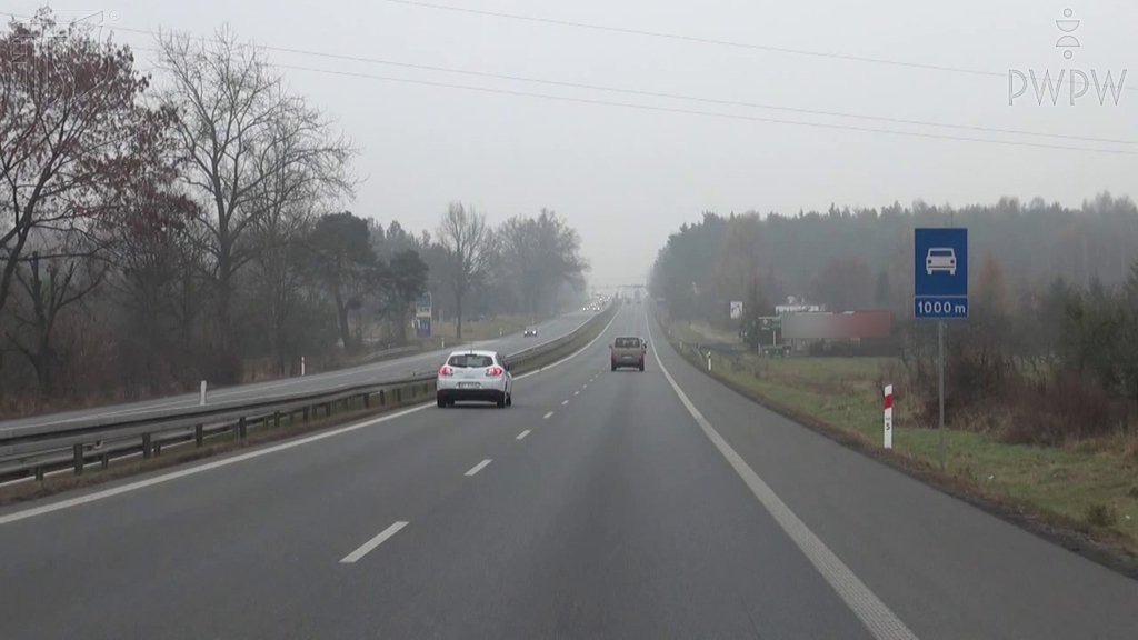 Sytuacja drogowa do pytania: Jaka jest maksymalna prędkość, z którą masz prawo jechać drogą za tym znakiem, gdy kierujesz autobusem o długości do 6 m?