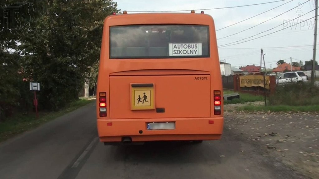 Sytuacja drogowa do pytania: Który z tych elementów stanowi obowiązkowe wyposażenie autobusu szkolnego?