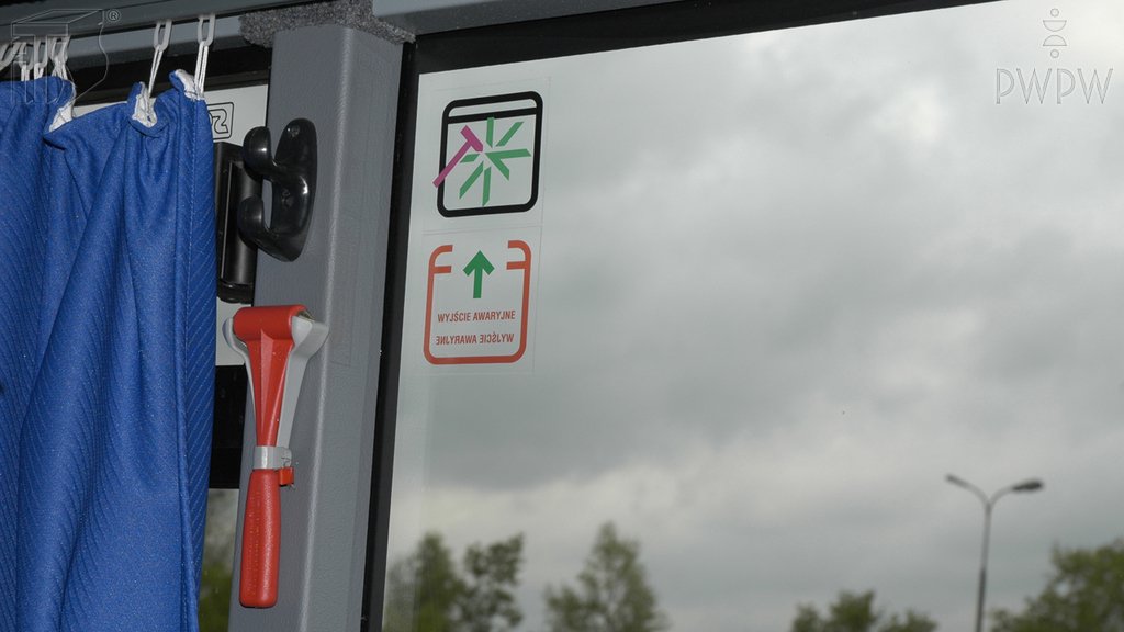 Sytuacja drogowa do pytania: Czy zanim rozpoczniesz jazdę autobusem wyposażonym w wyjścia awaryjne, masz obowiązek upewnić się, że dostęp do nich nie jest utrudniony?