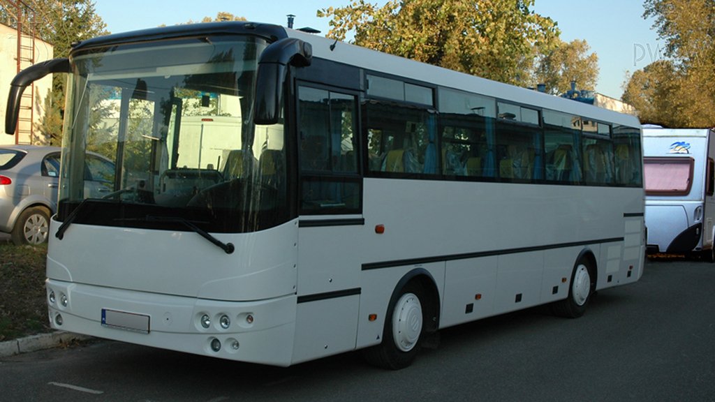 Sytuacja drogowa do pytania: Jaka jest maksymalna dopuszczalna długość zespołu pojazdów złożonego z autobusu i przyczepy?