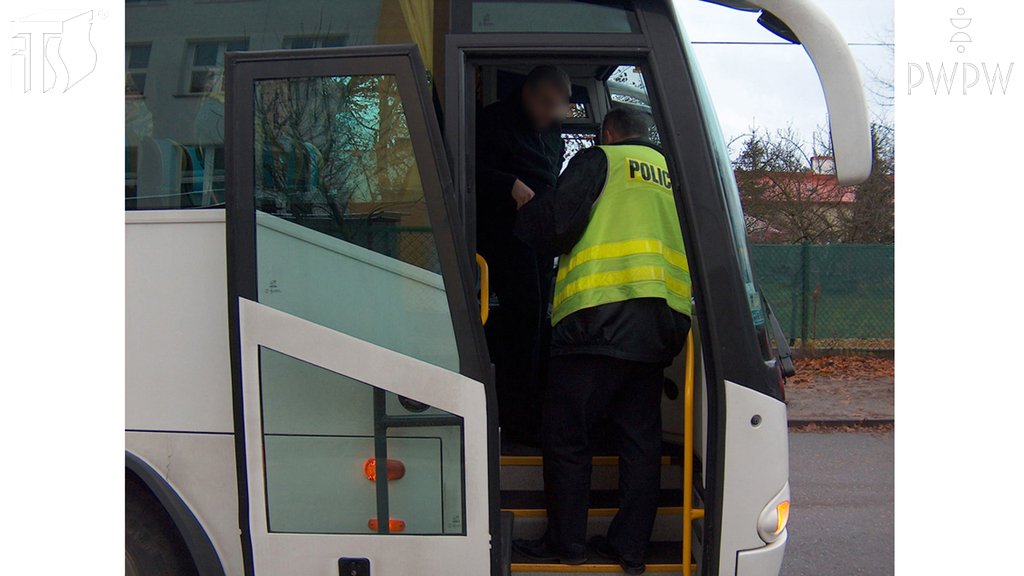 Sytuacja drogowa do pytania: Jakiego okresu maksymalnie może dotyczyć kontrola drogowa czasu pracy kierowcy autobusu?