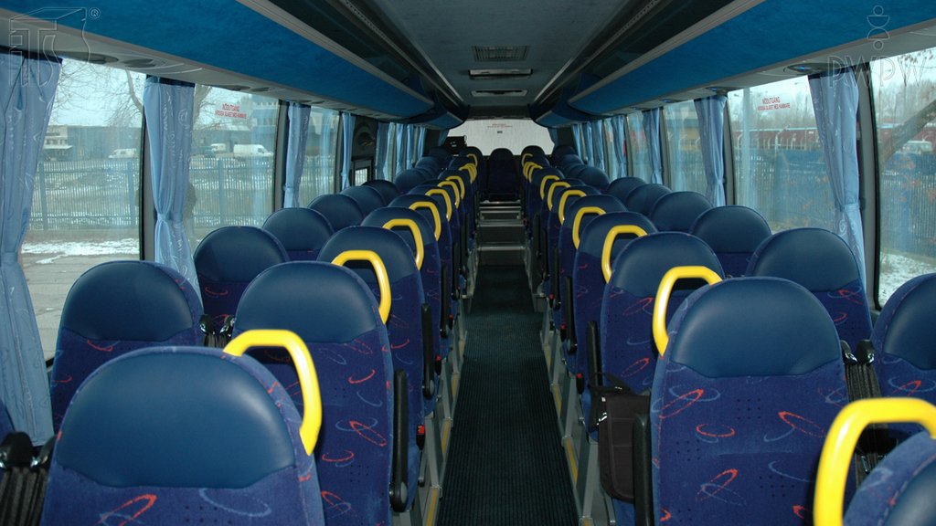 Sytuacja drogowa do pytania: Do jakiego rodzaju czynności kierowcy, zalicza się utrzymanie w czystości autobusu?