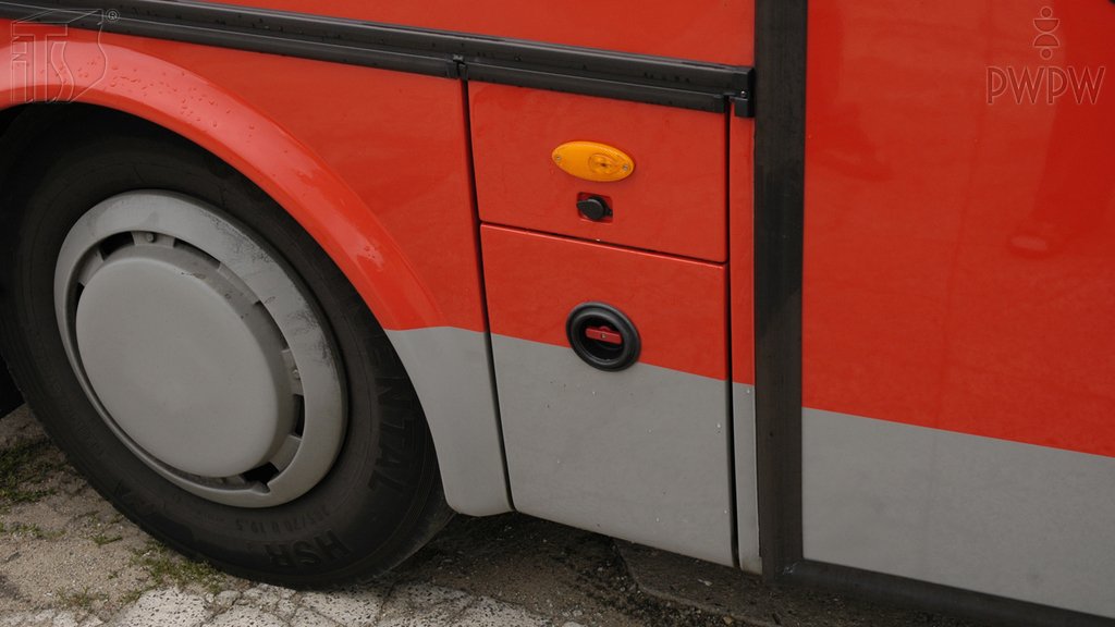 Sytuacja drogowa do pytania: Od czego, w zasadniczy sposób, zależy przyczepność opon autobusu do suchej jezdni?