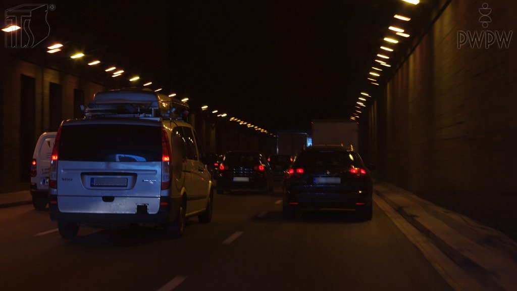Sytuacja drogowa do pytania: Jaki minimalny odstęp od poprzedzającego pojazdu musisz zachować kierując autobusem poza obszarem zabudowanym w tunelu o długości przekraczającej 500 m?