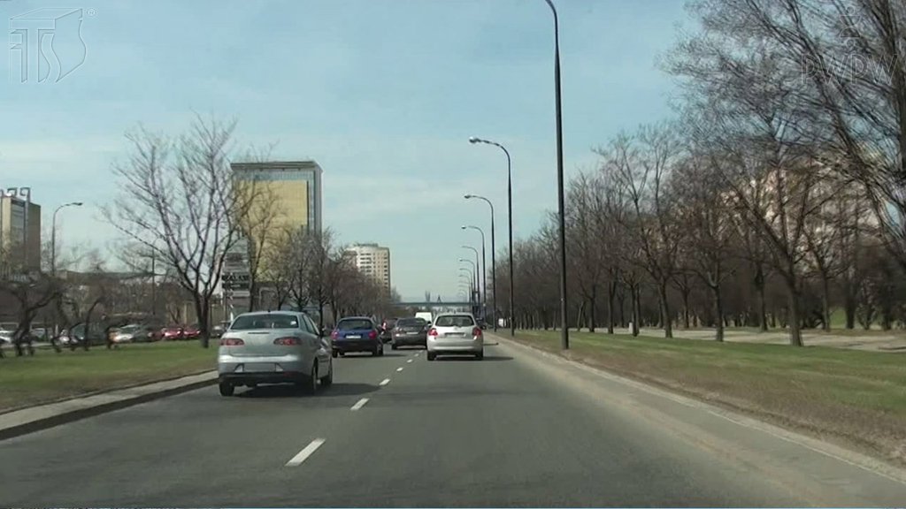 Sytuacja drogowa do pytania: Jaki odstęp od poprzedzającego pojazdu powinieneś zachować kierując autobusem w obszarze zabudowanym?