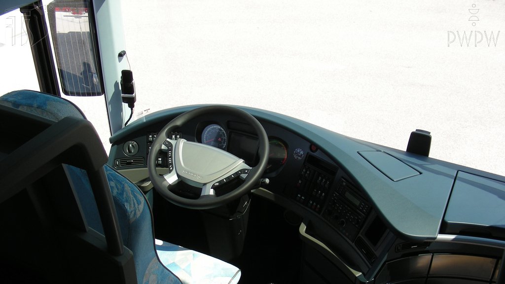Sytuacja drogowa do pytania: Jakie czynniki mogą ograniczać pole widzenia kierowcy autobusu?