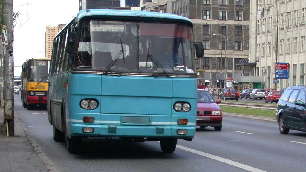 Sytuacja drogowa do pytania: Który z poniższych czynników ma negatywny wpływ na obserwację drogi przez kierującego autobusem?