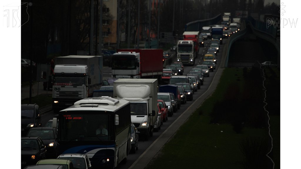 Sytuacja drogowa do pytania: Kiedy, kierując autobusem, podczas jazdy od zmierzchu do świtu, możesz używać świateł drogowych?