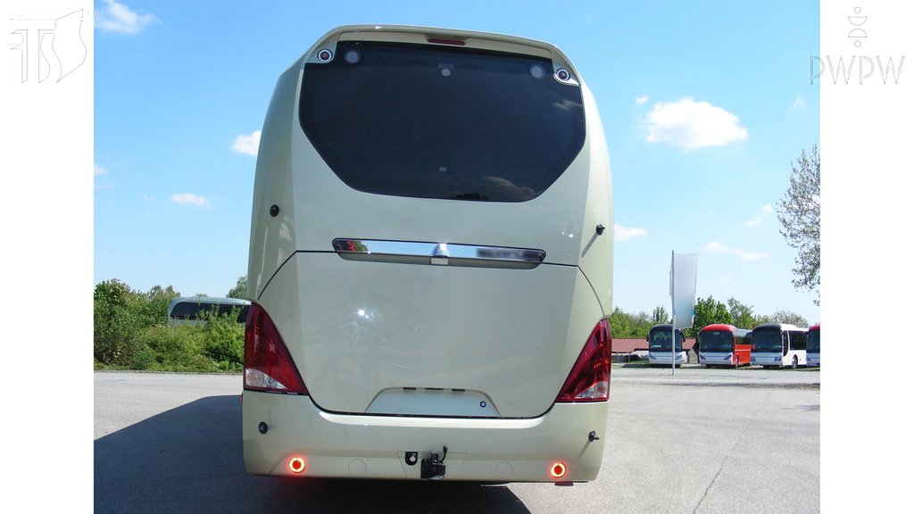 Sytuacja drogowa do pytania: Kiedy kierując autobusem masz obowiązek wyłączyć tylne światła przeciwmgłowe?