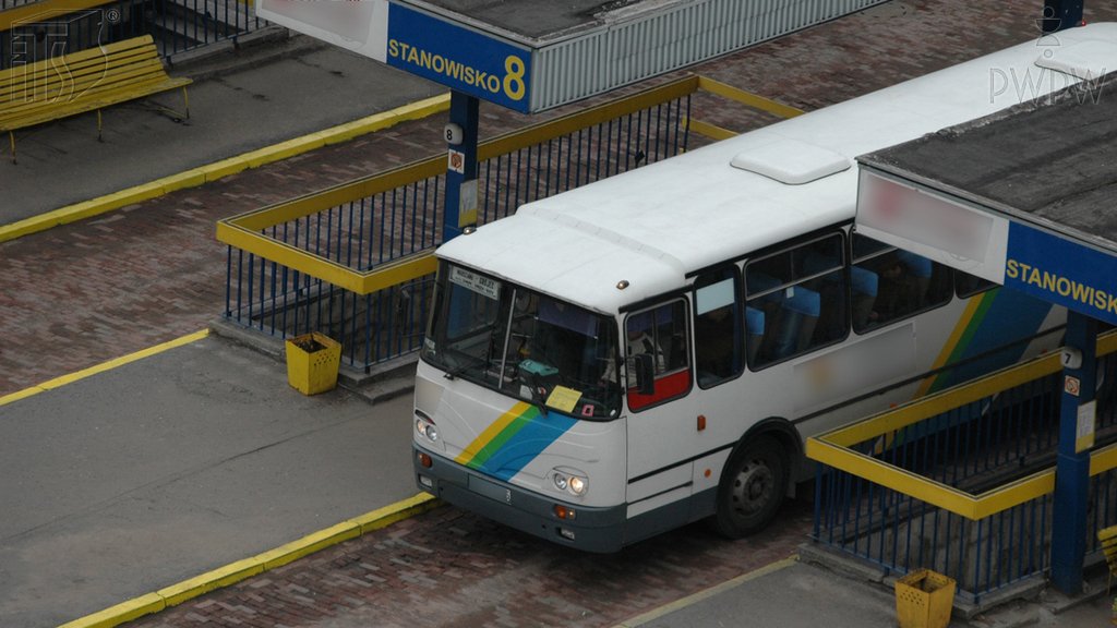 Sytuacja drogowa do pytania: Jaki jest najbardziej efektywny sposób rozpędzania autobusu?