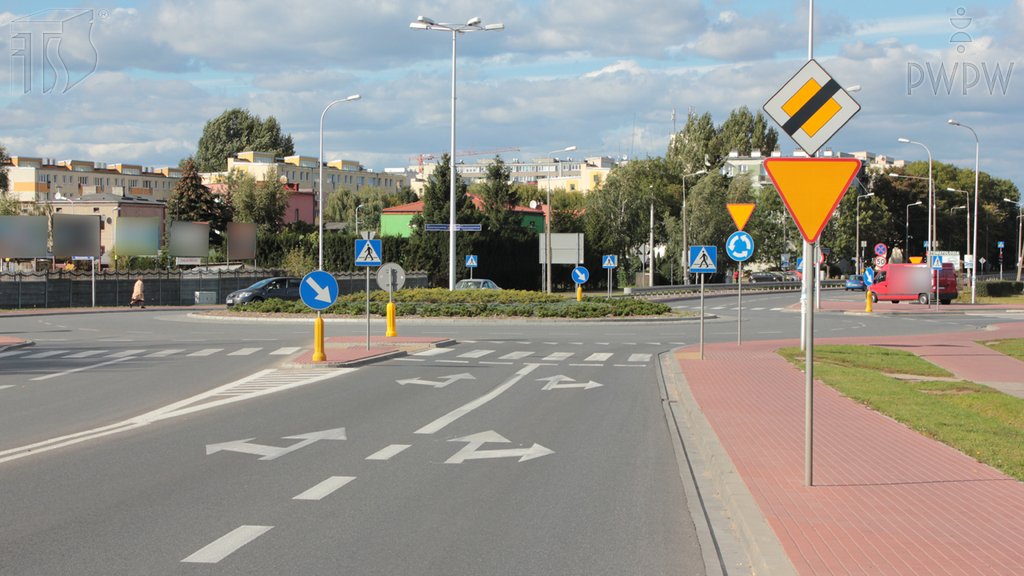 Sytuacja drogowa do pytania: W jaki sposób kierując autobusem skręcisz w prawo na skrzyżowaniu?