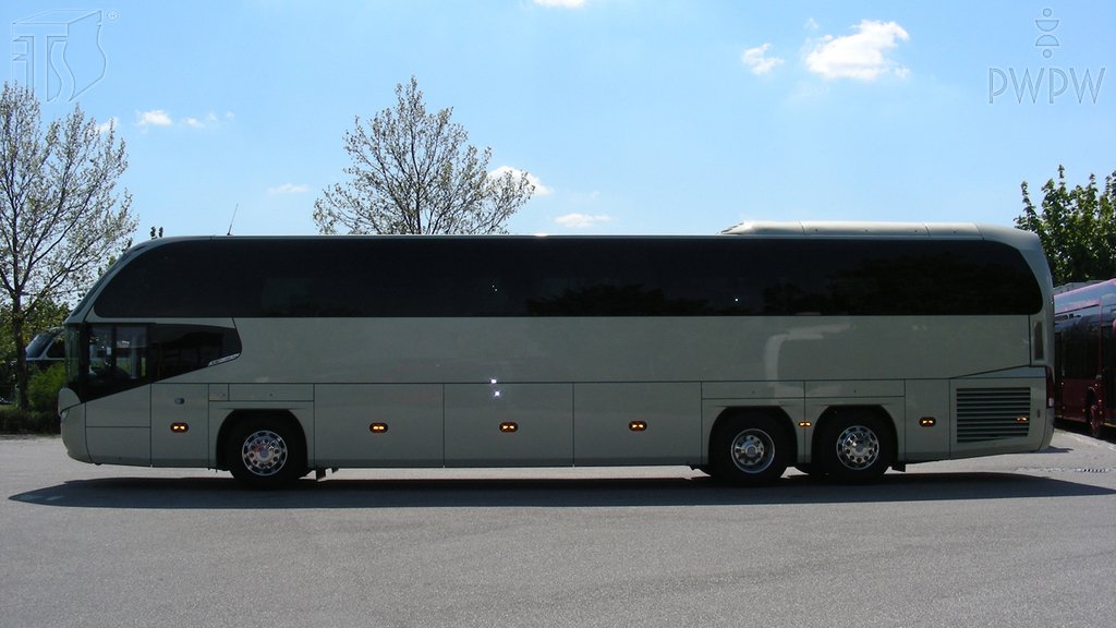 Sytuacja drogowa do pytania: Co powinien zrobić kierowca autobusu przed rozpoczęciem manewru cofania?