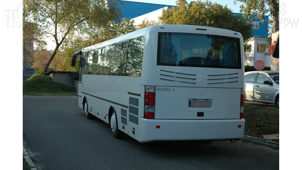 Sytuacja drogowa do pytania: Którą z wymienionych czynności, kierując autobusem, powinieneś wykonać w celu uzyskania największej skuteczności hamowania silnikiem?