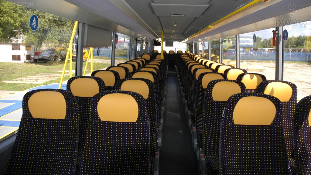 Sytuacja drogowa do pytania: Czy osoba dorosła przewożona autobusem na siedzeniu wyposażonym w pasy bezpieczeństwa ma obowiązek z nich korzystać?
