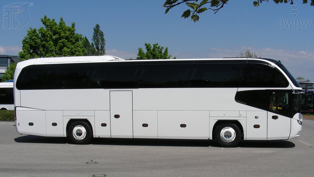 Sytuacja drogowa do pytania: W jaki sposób powinien być przewożony autobusem turystycznym bagaż o ostro zakończonych krawędziach?