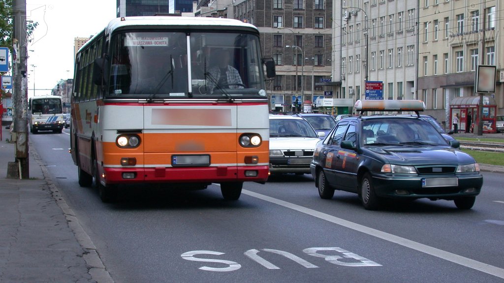 Sytuacja drogowa do pytania: Czego nie możesz robić kierując autobusem przewożącym osoby?