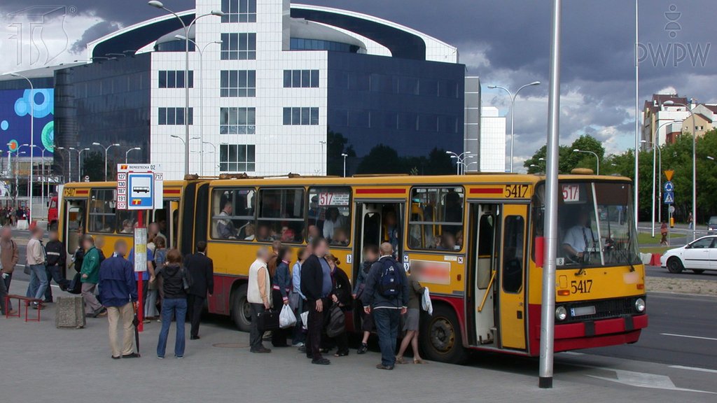 Sytuacja drogowa do pytania: Co masz obowiązek zrobić kierując autobusem przewożącym osoby przed ruszeniem z miejsca postoju?