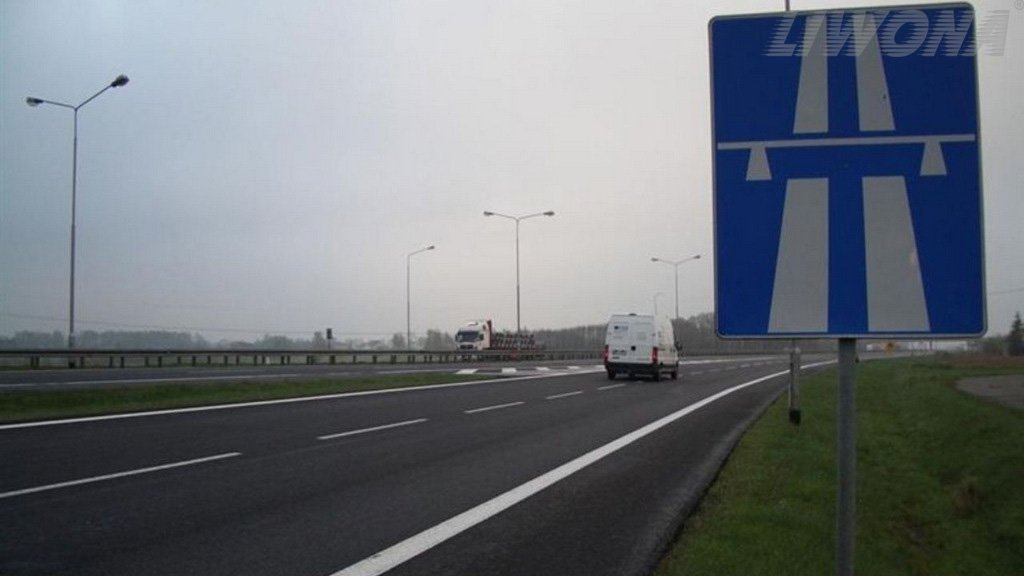 Sytuacja drogowa do pytania: Czy dopuszczalne jest holowanie samochodem osobowym na autostradzie do najbliższego wyjazdu lub miejsca obsługi podróżnych?