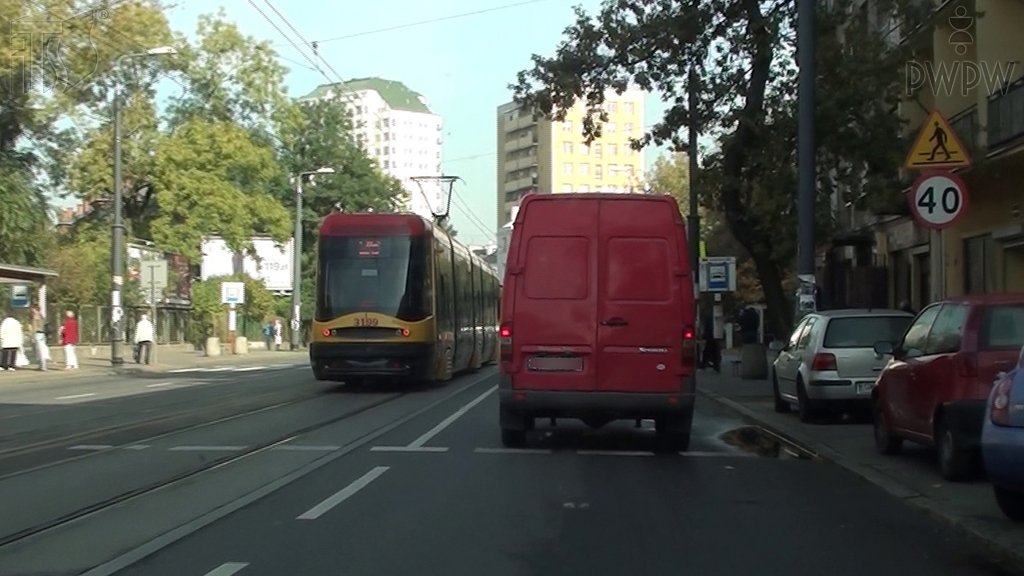 Sytuacja drogowa do pytania: Czy to ograniczenie prędkości obowiązuje kierującego tramwajem?
