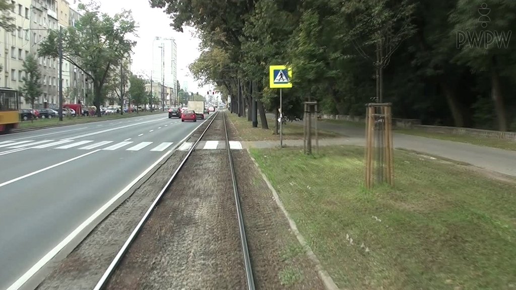 Sytuacja drogowa do pytania: Czy w tej sytuacji masz prawo kontynuować jazdę pomimo braku sygnalizatora tramwajowego?