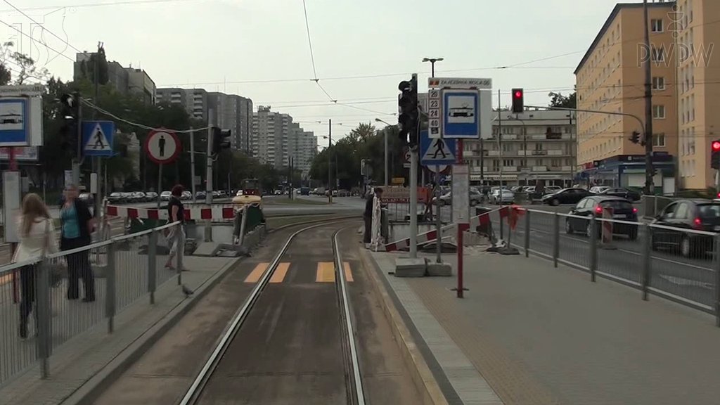 Sytuacja drogowa do pytania: Czy w tej sytuacji wolno Ci skręcić w prawo na skrzyżowaniu?