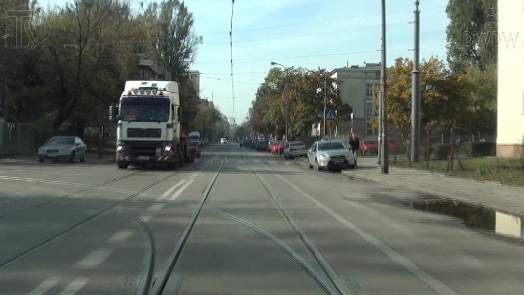 Sytuacja drogowa do pytania: Czy w tej sytuacji, skręcając w lewo do zajezdni, masz pierwszeństwo przed pojazdem nadjeżdżającym z przeciwka?