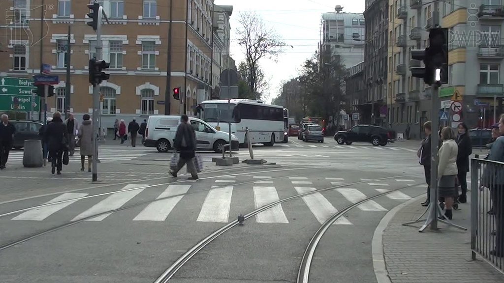 Sytuacja drogowa do pytania: Czy w tej sytuacji podczas skrętu, masz obowiązek sygnalizować zamiar zmiany kierunku jazdy?